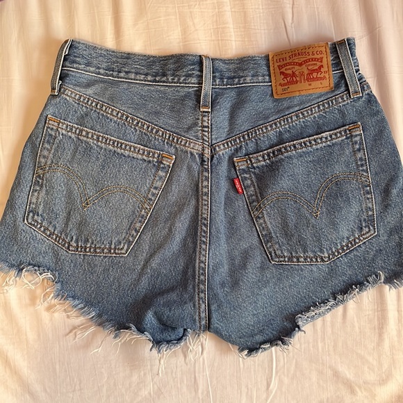 Levi Shorts - Picture 2 of 5